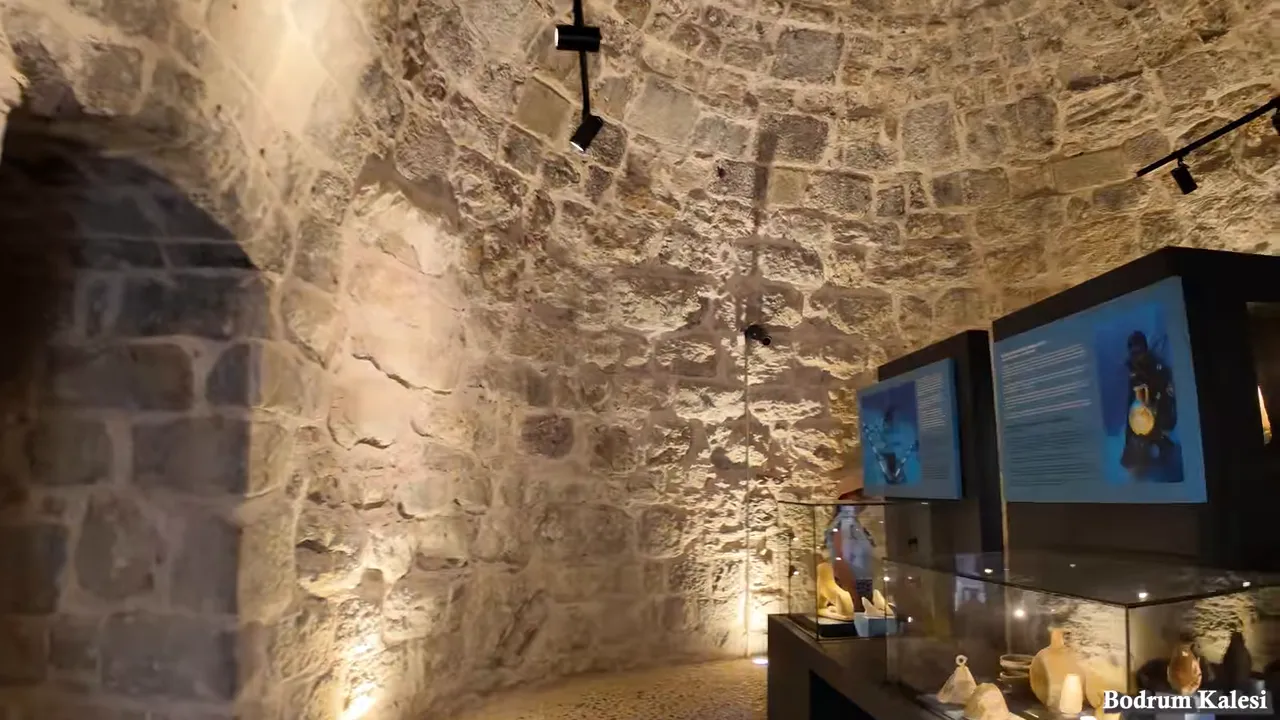 Sualtı Arkeoloji Müzesi iç sergiler amforalar ve taş kubbe