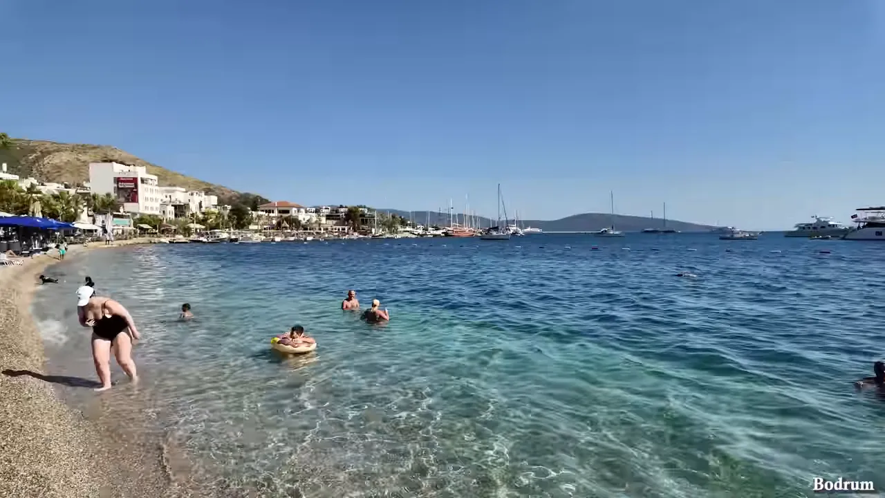 Kumbahçe sahil şeridi, kıyı kafeleri ve denize giren tatilciler