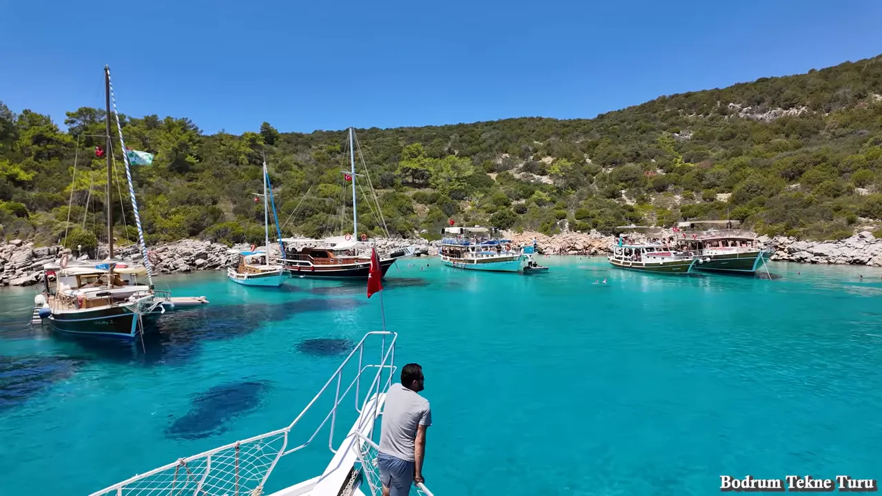 Orak Adası civarı koyu, demirlemiş guletler ve berrak turkuaz deniz
