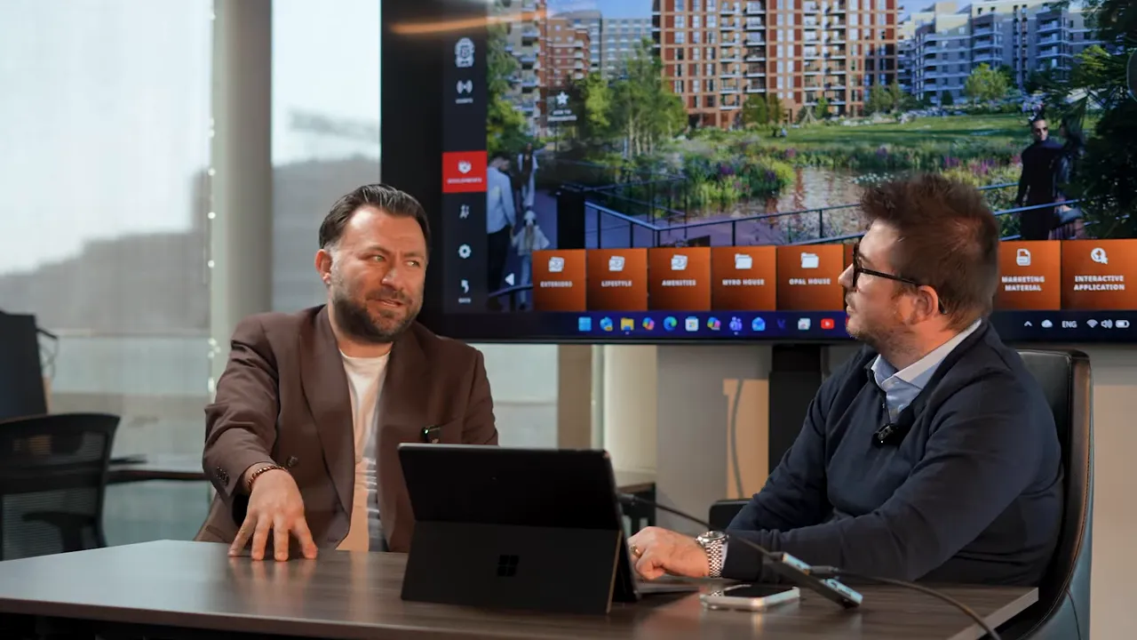 Londra emlak yatırımı danışmanlığı sırasında iki uzman, ofiste ekranda şehir/proje sunumu