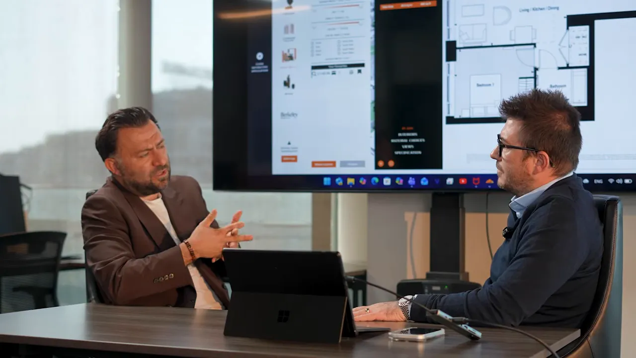 Londra emlak yatırım s&uuml;recinde proje ekranı ve danışmanlık g&ouml;r&uuml;şmesi