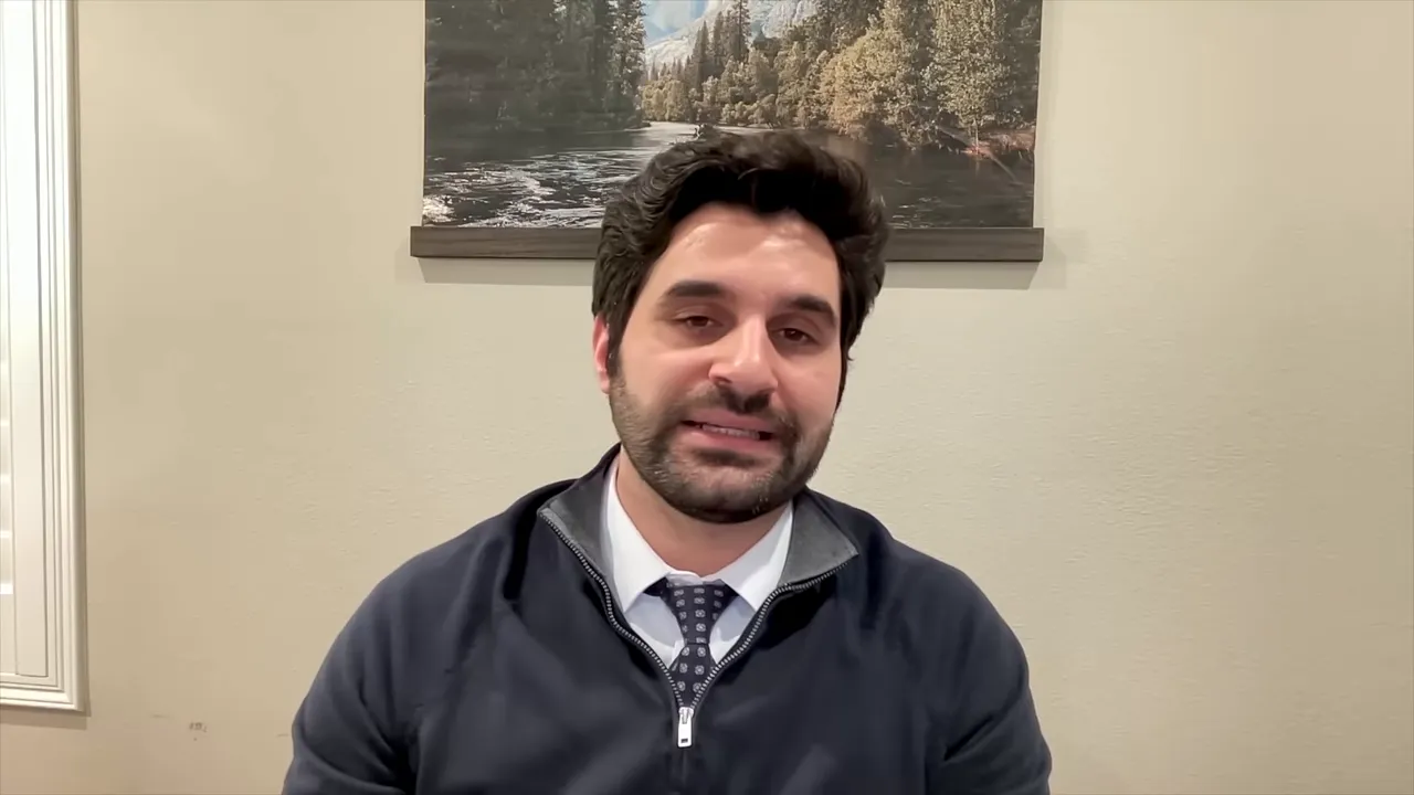 Video konuşmacısının yetenek vizeleri (O-1 ve EB-1A) b&ouml;l&uuml;m&uuml;nden net ve odaklanmış ekran g&ouml;r&uuml;nt&uuml;s&uuml;.