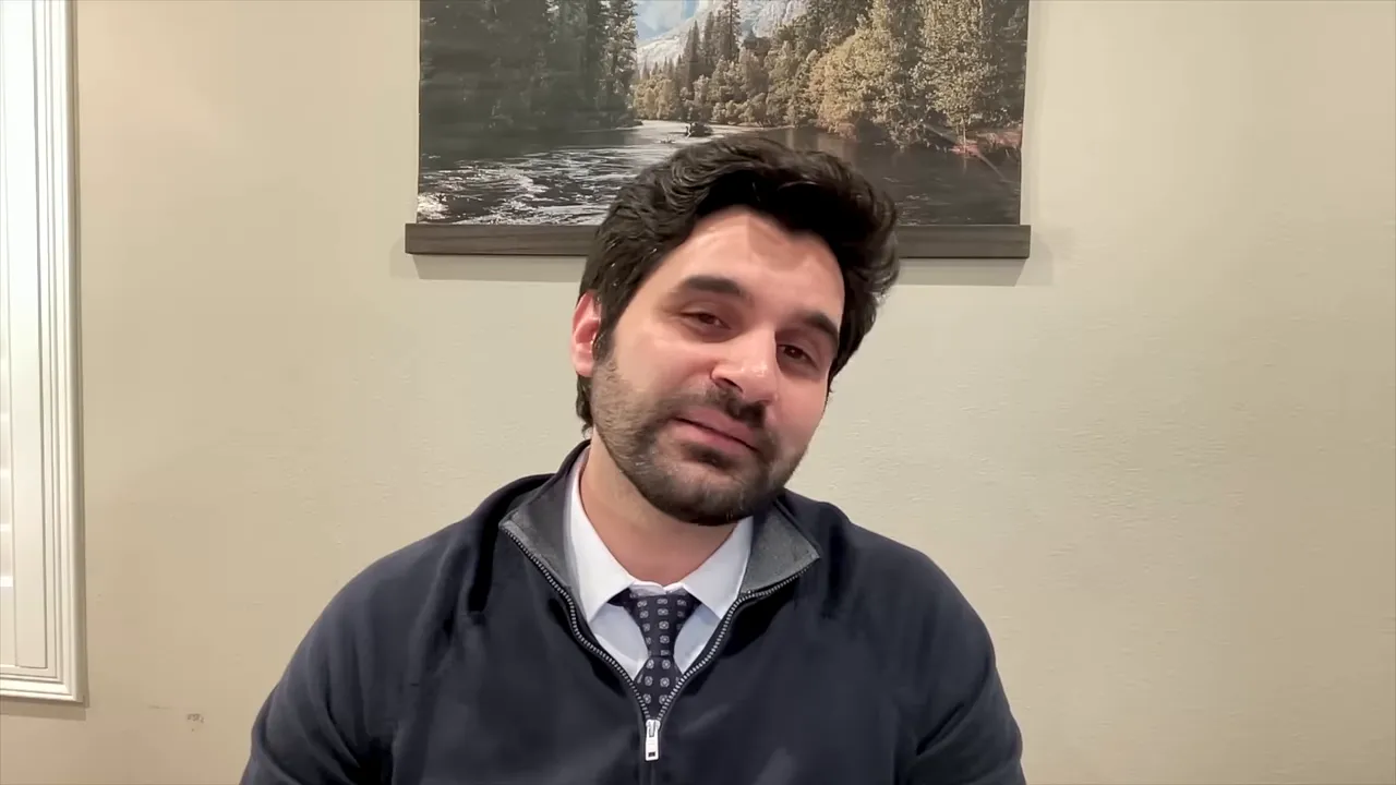 Sunucu kameraya bakıyor ve ABD vize hukuku hakkında a&ccedil;ıklama yapıyor.