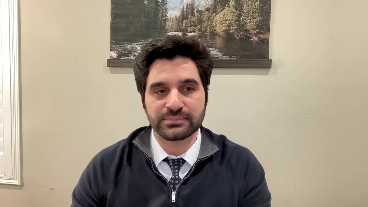 Net ve odaklanmış baş-omuz &ccedil;ekiminde konuşan sunucu, temiz arka plan.