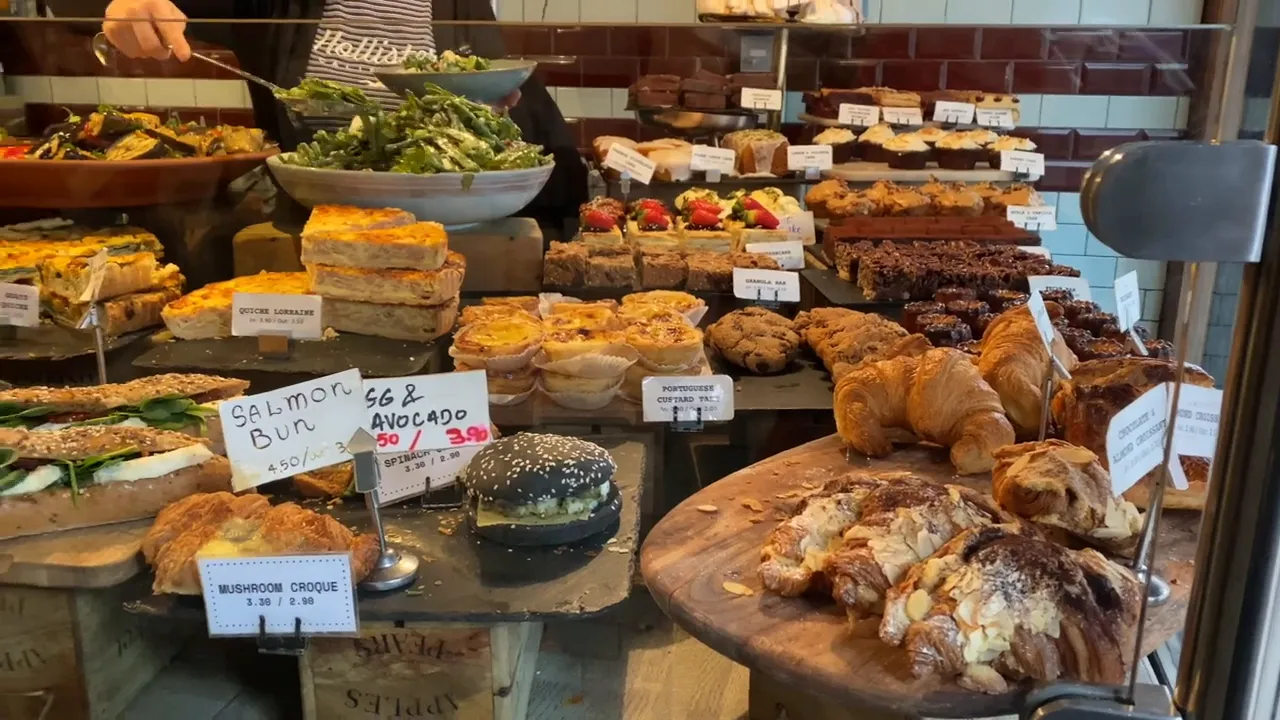 Exmouth Coffee pastane vitrini: kekler ve kruvasan &ccedil;eşitleri