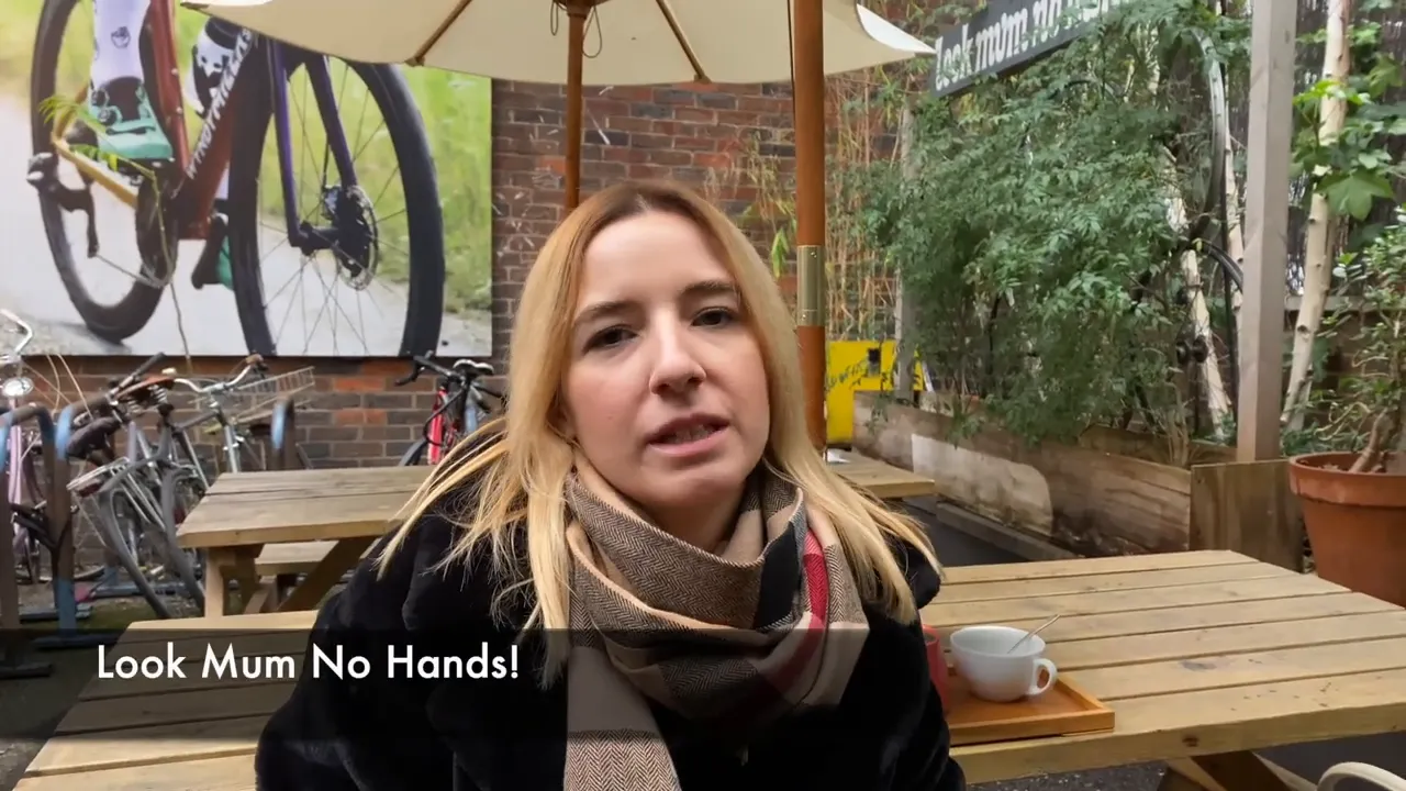 Look Mum No Hands! bisiklet temalı kafede bah&ccedil;e alanında masada oturan kişi ve arka planda bisikletler