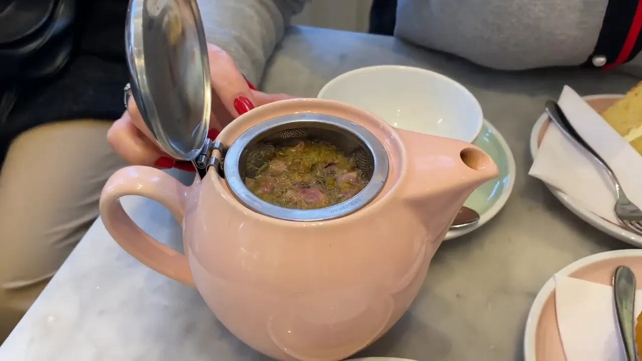 Peggy Porschen Cakes&rsquo;te demlik ve s&uuml;zge&ccedil;li bitki &ccedil;ayı servisi