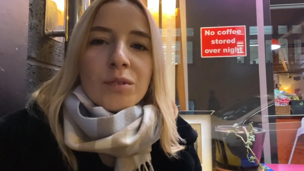 Fuckoffee dış cephe camından g&ouml;r&uuml;nen kafe atmosferi ve dekor unsurları