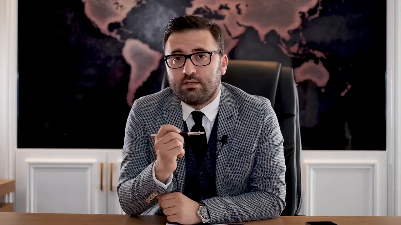 presenter holding a pen and emphasizing permitted stay durations for foreign cars in Turkey