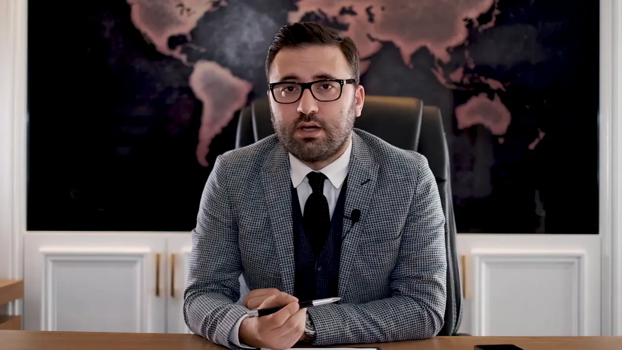 Presenter at desk gesturing with a pen while explaining emergency extension options for vehicles in Turkey