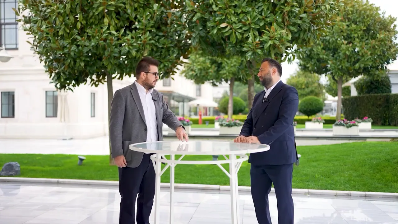 Wimbledon lokasyonu ve hızlı ulaşım avantajı anlatılırken uzman g&ouml;r&uuml;şmesi