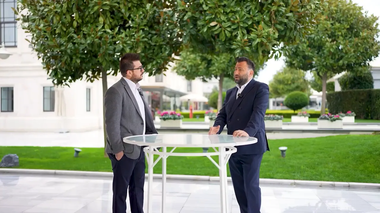 Londra emlak piyasası hakkında g&ouml;r&uuml;şen iki uzman bah&ccedil;ede masada