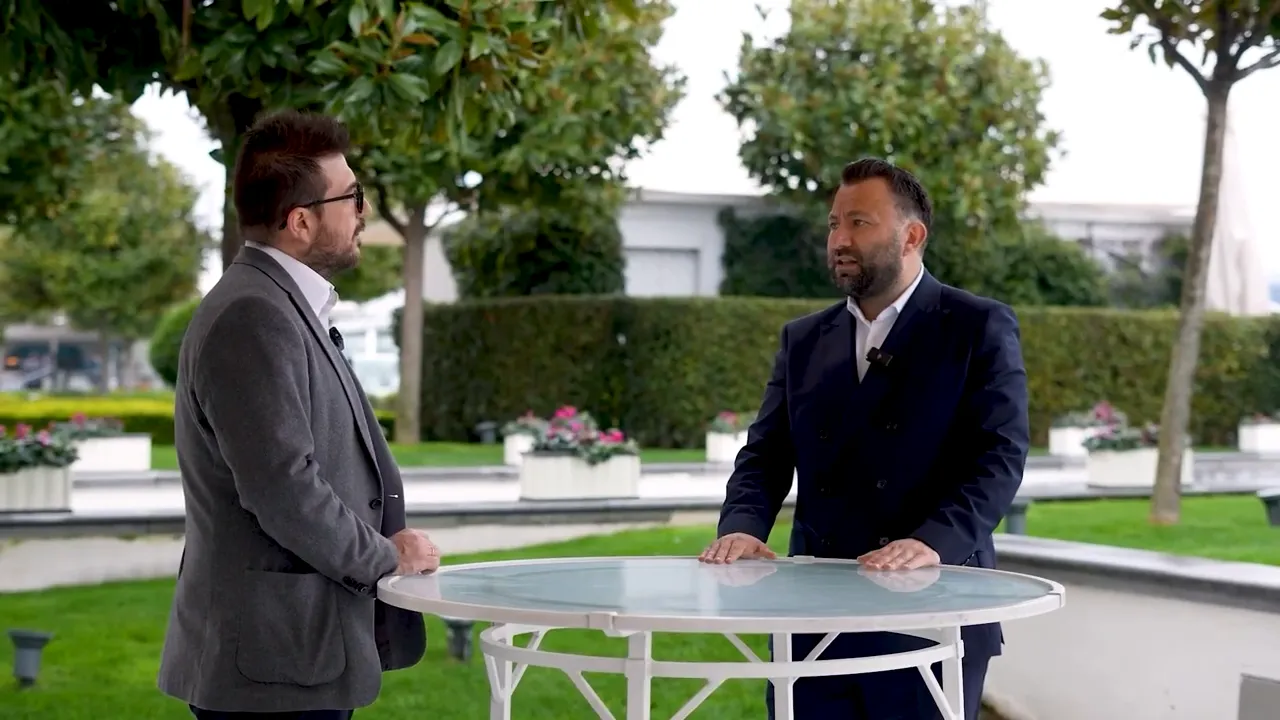 Londra emlak alımında hatalardan ka&ccedil;ınma &uuml;zerine konuşan iki uzman, bah&ccedil;ede masada