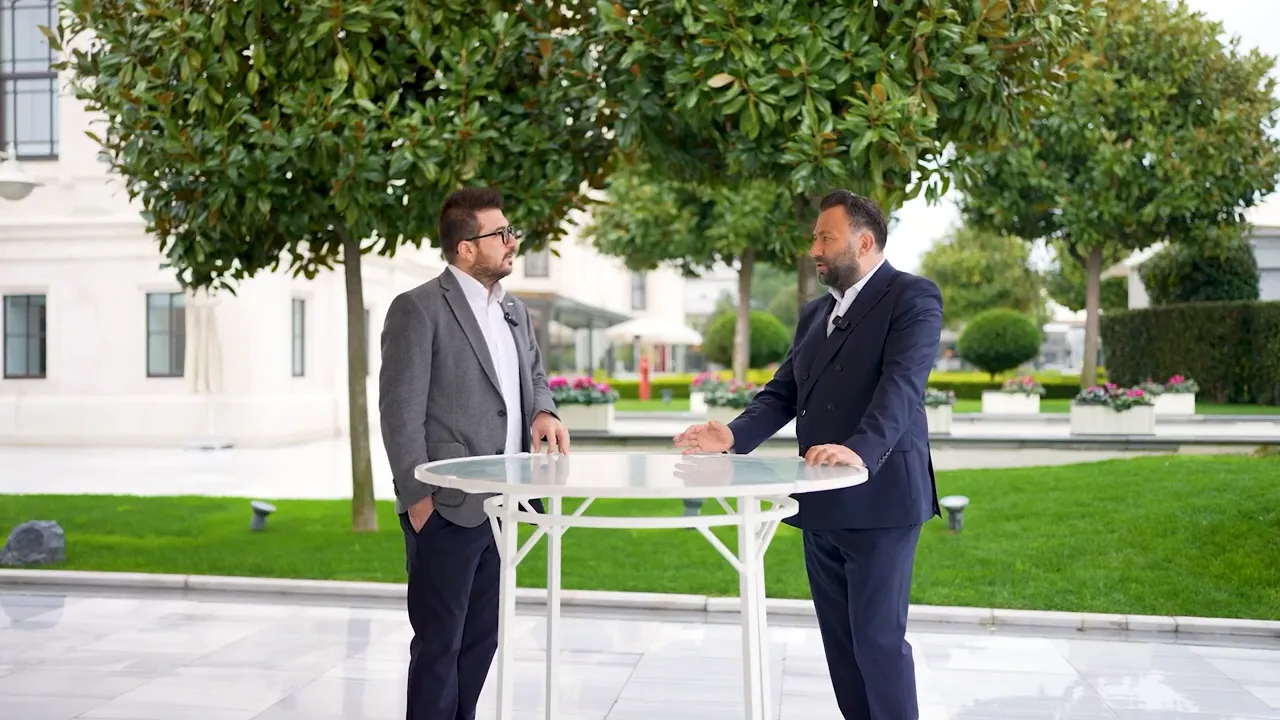 Londra emlak sunumunda iki danışmanın konuşma sahnesi, London Square marka ve prim tartışması