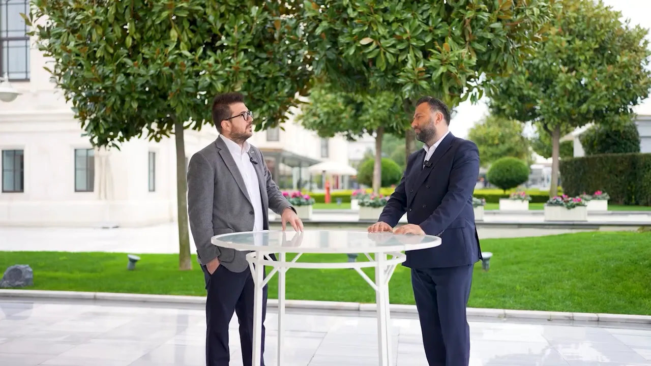 Londra emlak yatırımı konuşması yapan iki danışman, Wimbledon projesi &ouml;deme planını anlatıyor