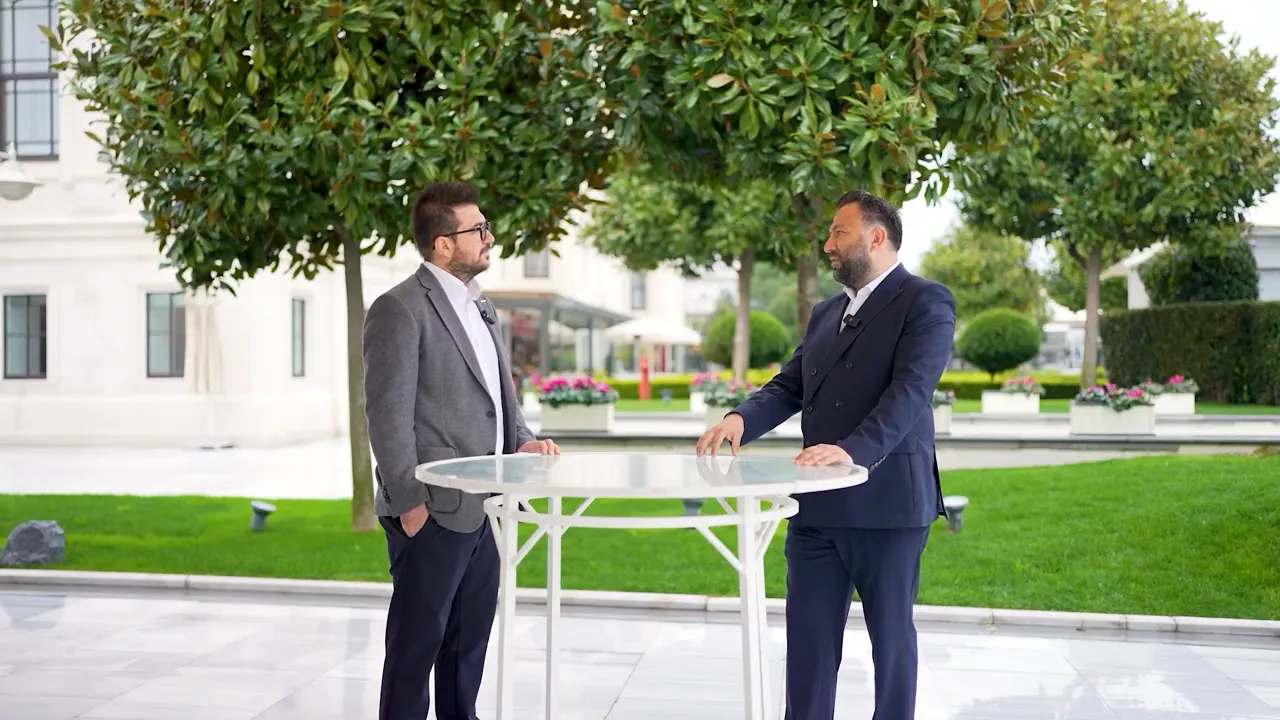 İki danışman Wimbledon&rsquo;daki London Square projesi hakkında bah&ccedil;ede g&ouml;r&uuml;ş&uuml;yor