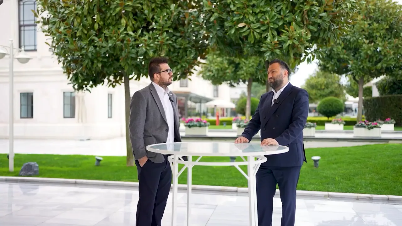 Londra emlak g&uuml;ndeminde mortgage faizleri stratejisi konuşulan dış mekan r&ouml;portaj karesi