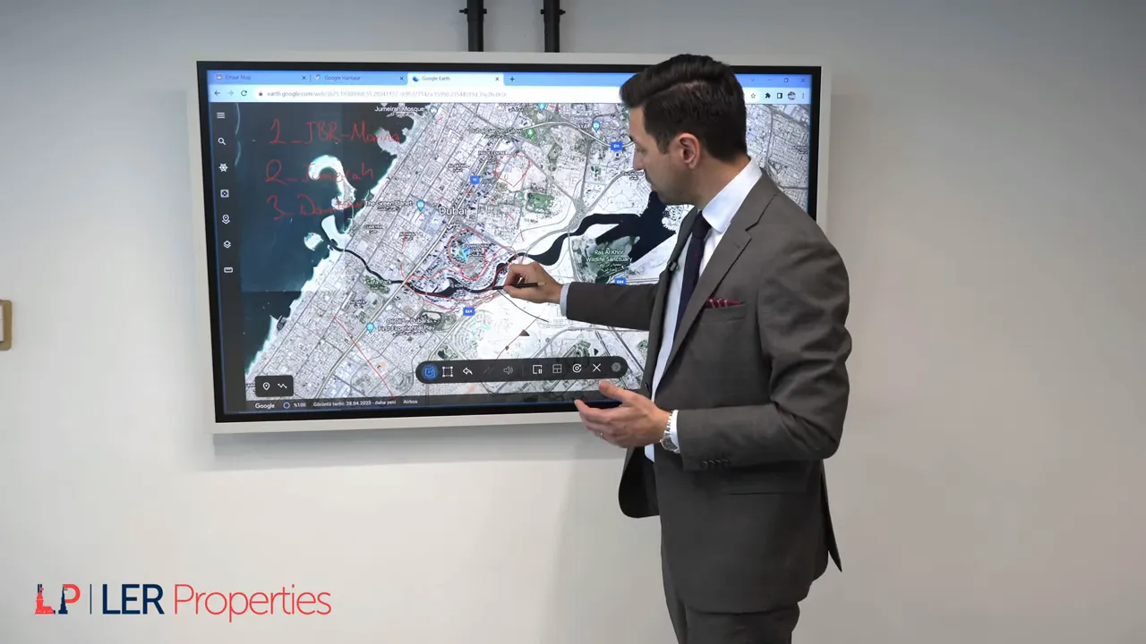 Sunucu haritada Business Bay b&ouml;lgesini bir kalemle işaret ediyor