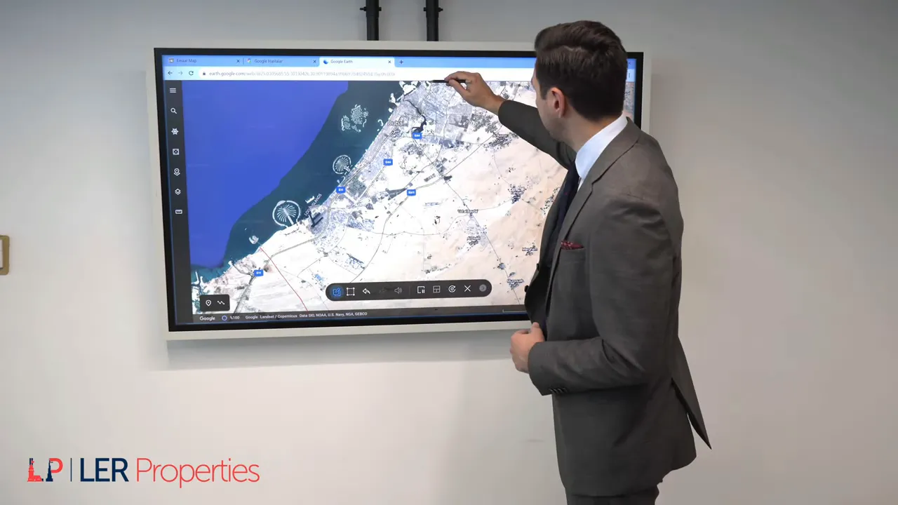 Ekranda net bir uydu haritası g&ouml;steriliyor; Dubai kıyı hattı ve adalar g&ouml;r&uuml;n&uuml;r