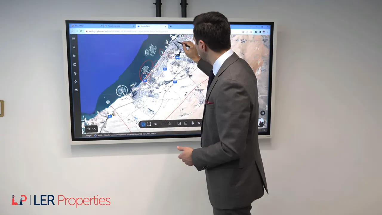 adam ekran &uuml;zerinde dubai haritasında downtown b&ouml;lgesini g&ouml;steriyor