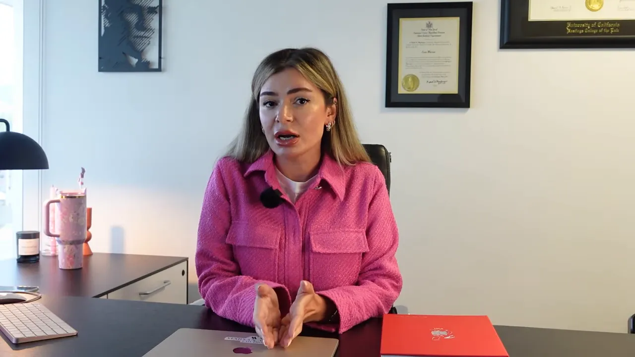 Ofis masasında konuşmacı; diz&uuml;st&uuml; bilgisayar, kırmızı dosya ve d&uuml;zenlenmiş evraklar