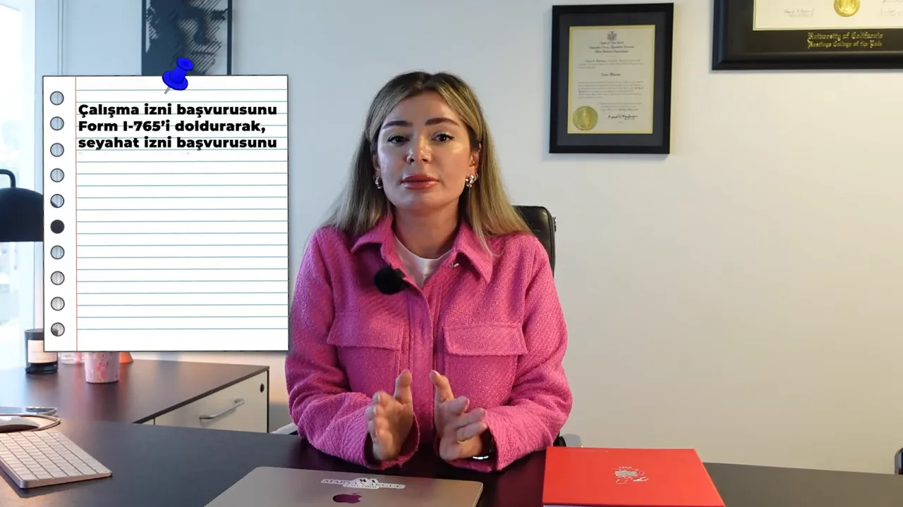 Konuşmacı masada oturuyor; solda not defteri grafiğinde '&Ccedil;alışma izni başvurusunu Form I-765'i doldurarak, seyahat izni başvurusunu...' ifadesi net bir şekilde okunuyor.