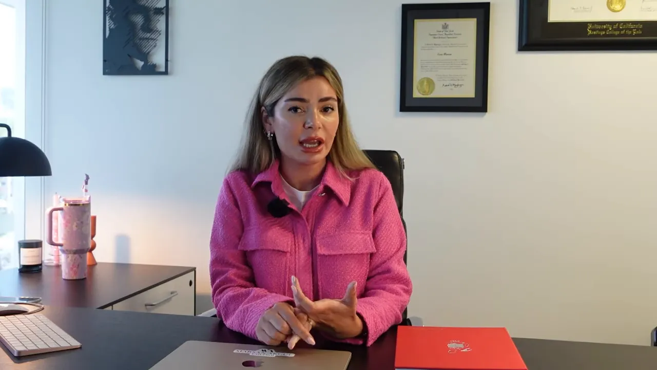 Sunucu el işaretleriyle I-864 sponsorluk formu ve belgeleri a&ccedil;ıklıyor, masa &uuml;zerinde kırmızı dosya g&ouml;r&uuml;l&uuml;yor