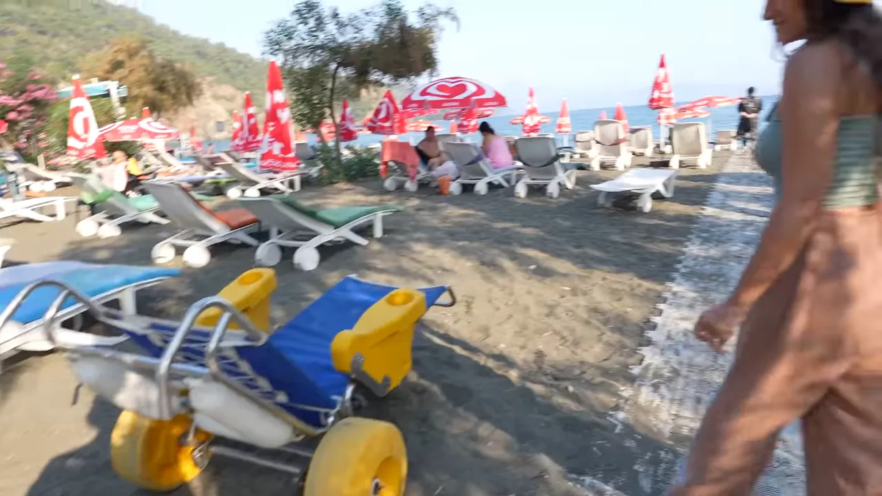 plaj tekerlekli sandalyesi ve sahil yürüyüş yolu İnlice