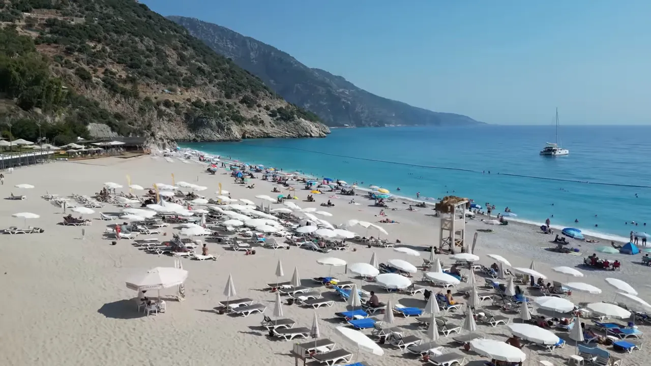 Belcekiz Oludeniz geniş aci, turkuaz deniz, daglar ve tekne