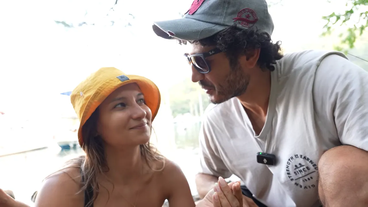 Sarı şapkalı kadın ve güneş gözlüklü erkek karşılıklı bakarken kapanış konuşması yapıyor.