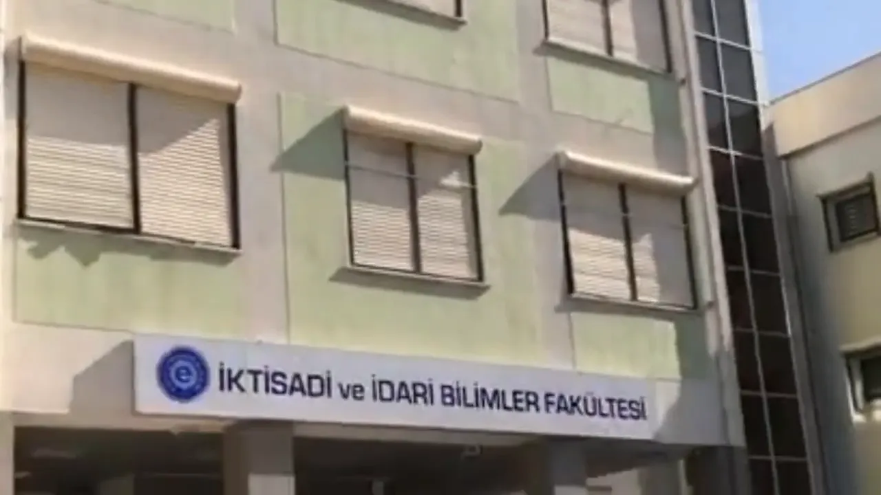Close-up of the İktisadi ve İdari Bilimler Fakültesi (Faculty of Economics and Administrative Sciences) building entrance.
