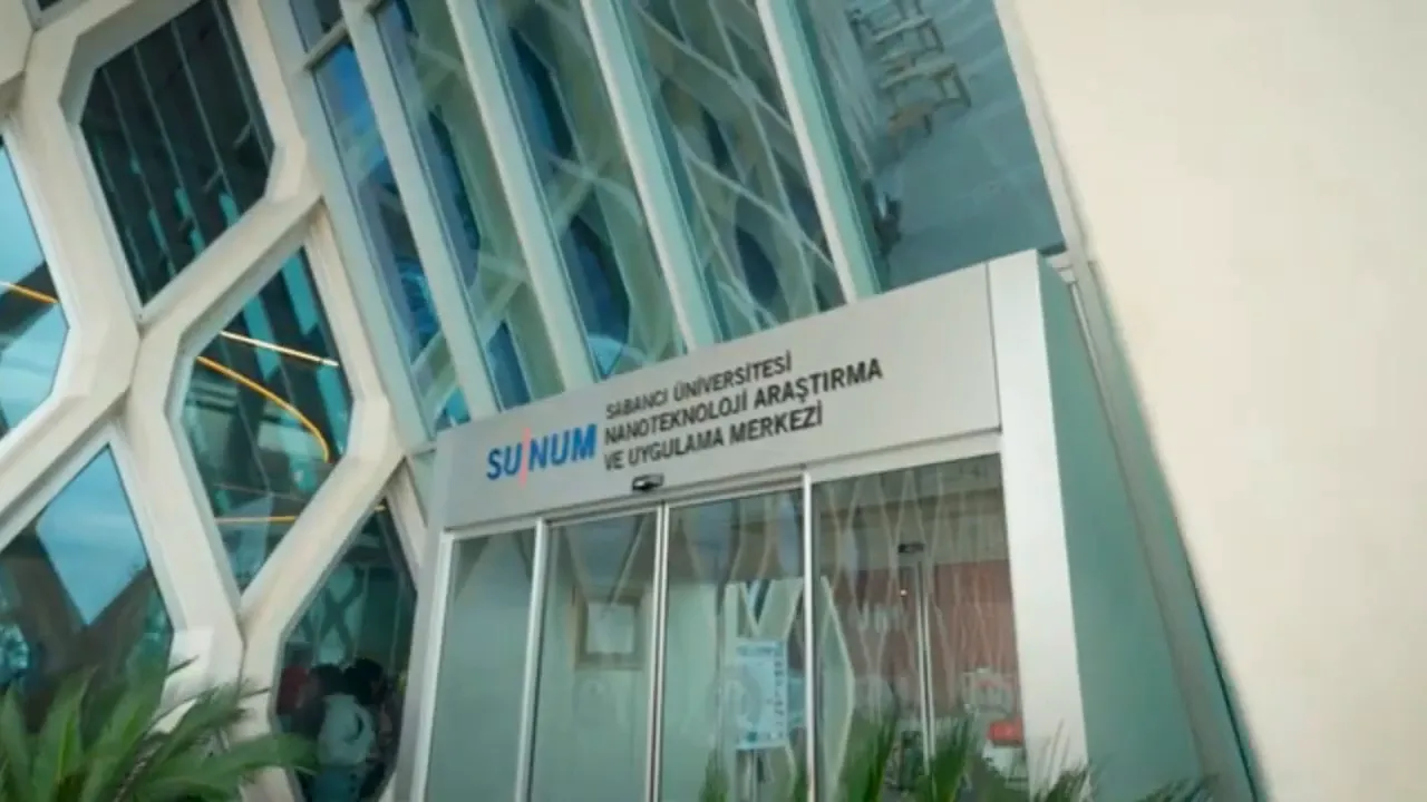 Entrance to Sabancı Üniversitesi Nanoteknoloji Araştırma ve Uygulama Merkezi (SUNUM)