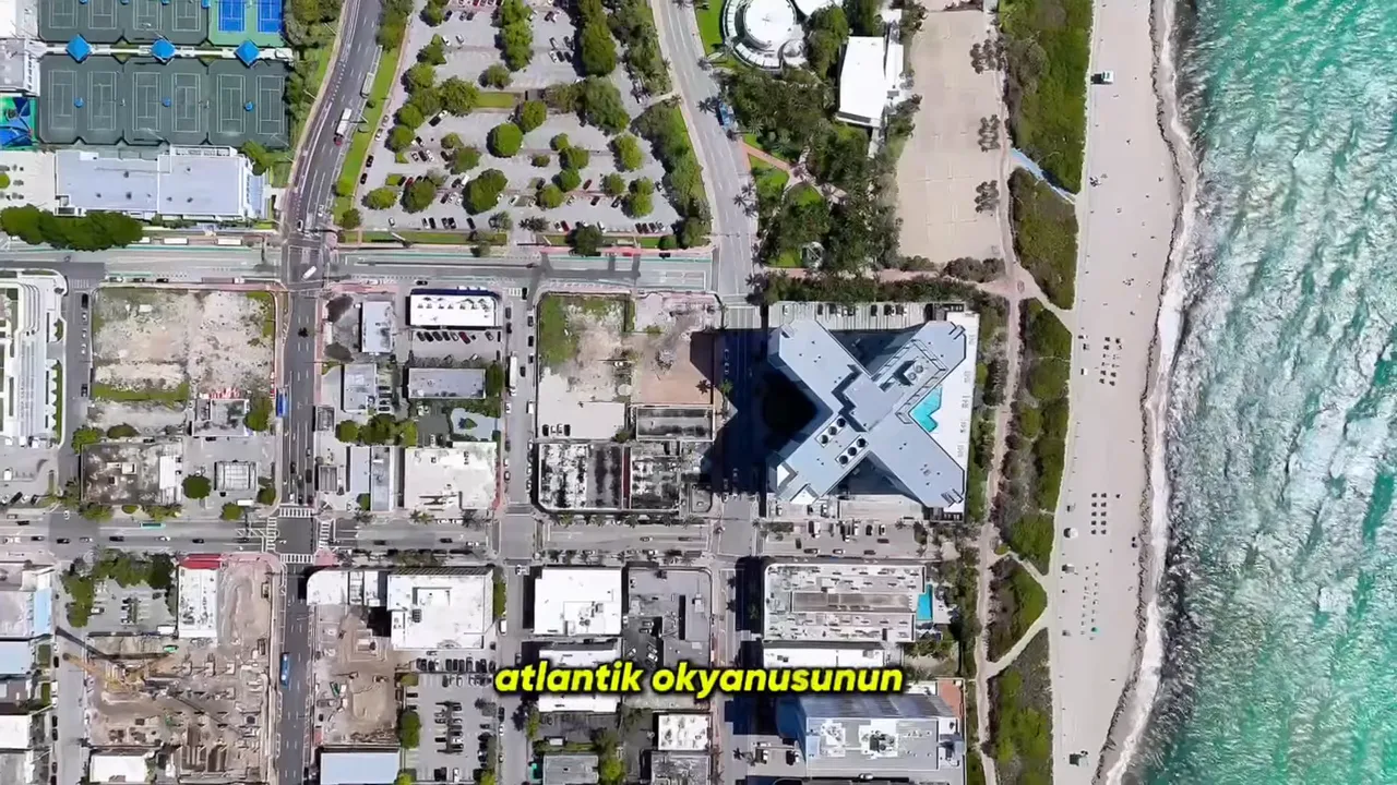 Kuşbakışı Miami sahili, cadde ızgarası ve 7200 Collins &ccedil;evresi