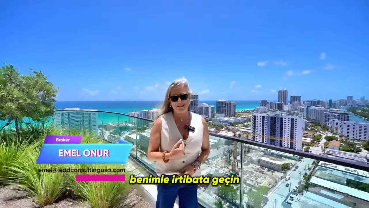 balkonda duran sunucu, arka planında Miami manzarası ve sol alt k&ouml;şede iletişim grafiği