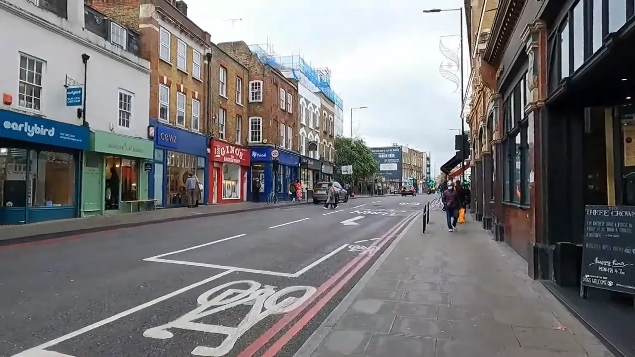 Church Street &uuml;zerinde d&uuml;kk&acirc;n cepheleri, bisiklet şeridi ve kaldırımın geniş g&ouml;r&uuml;n&uuml;m&uuml;
