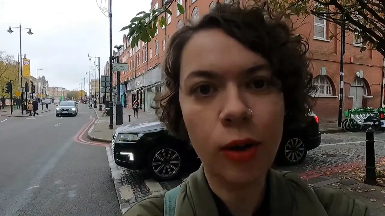 Church Street Stoke Newington cadde g&ouml;r&uuml;n&uuml;m&uuml; ve kaldırımda y&uuml;r&uuml;me sahnesi