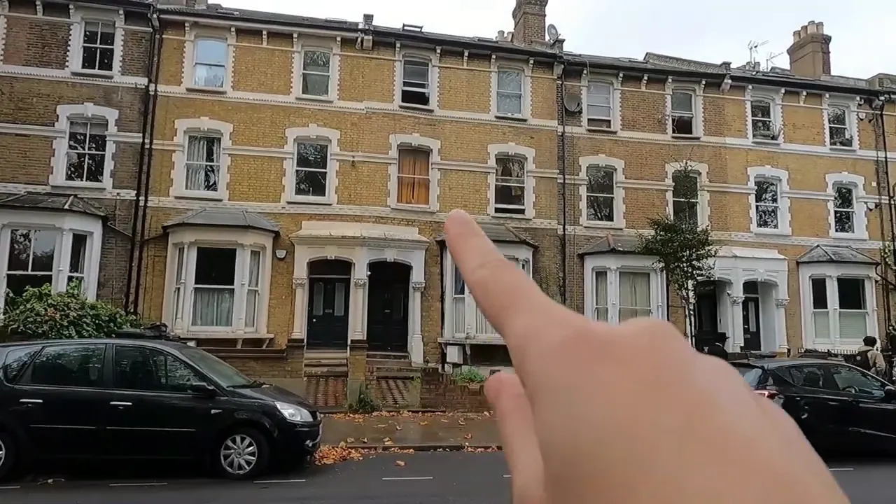 &Ouml;ne &ccedil;ıkan parmak ile işaret edilen sıra evler; evin hangi katta olduğunu g&ouml;steren yakın plan.