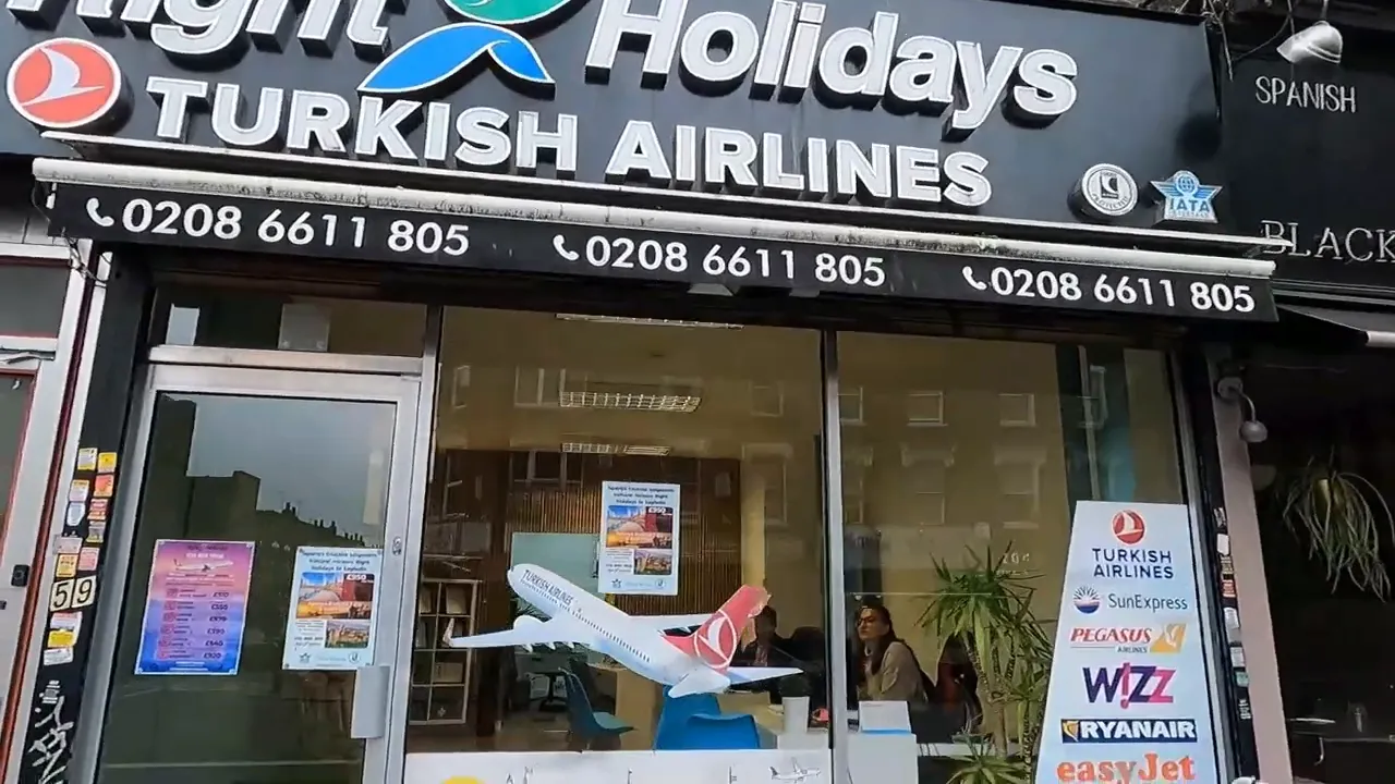 T&uuml;rk Hava Yolları model u&ccedil;ağıyla seyahat acentası vitrin g&ouml;r&uuml;nt&uuml;s&uuml;