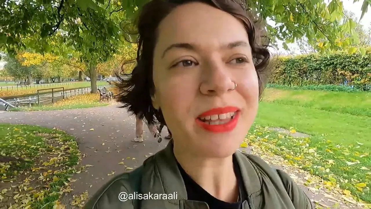 G&uuml;l&uuml;mseyen vlogger, Clissold Park'ın ağa&ccedil;ları altında konuşurken