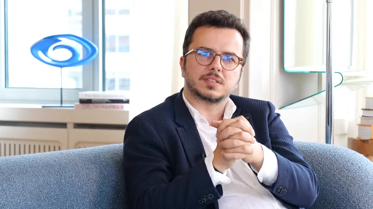 Konuşmacı ellerini kenetlemiş şekilde g&uuml;&ccedil;lendirme ve yeniden inşa se&ccedil;eneklerini anlatıyor.