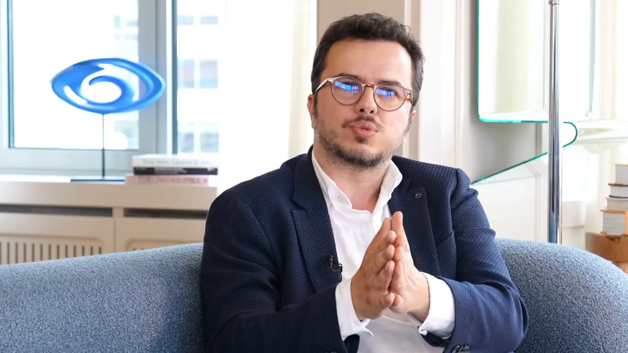 kameraya bakan mimar elleri &ouml;nde birleştirilmiş bi&ccedil;imde anlatıyor