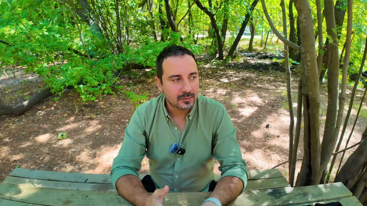 Parkta bir masada oturan anlatıcı, çevreyi ve tavsiyeleri anlatıyor