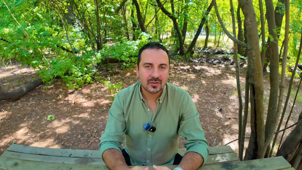 Anlatıcı parkta ağaçların önünde masada oturuyor; konut değerleme yöntemleri bölümünü açıklıyor.