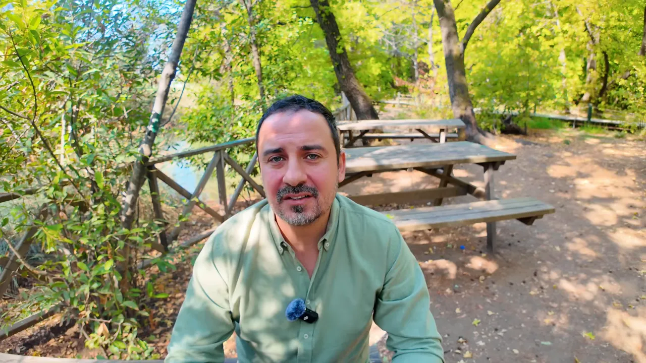 Sunucu merkezde, park arka planıyla konut kredisi hakkındaki bölüme uygun net görüntü