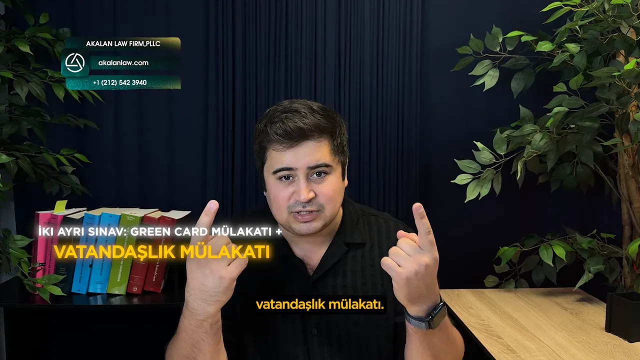 Ekran &uuml;zerinde 'İki ayrı sınav: Green Card M&uuml;lakatı + Vatandaşlık M&uuml;lakatı' başlığıyla konuşan sunucu