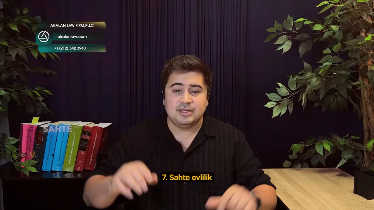 Sunucu masada konuşuyor; ekranda b&uuml;y&uuml;k sarı yazıyla '7. Sahte evlilik' başlığı g&ouml;r&uuml;n&uuml;yor.