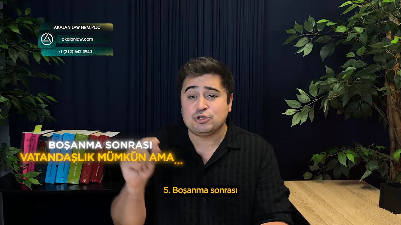 Konuşmacı ofiste oturuyor, ekranda b&uuml;y&uuml;k 'Boşanma sonrası' başlığı g&ouml;r&uuml;n&uuml;r.