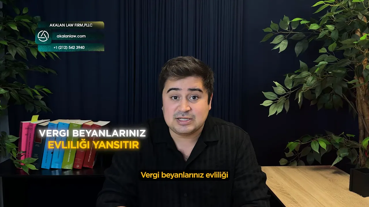 Video ekran g&ouml;r&uuml;nt&uuml;s&uuml;: sunucu &ouml;n&uuml;nde b&uuml;y&uuml;k yazıyla 'VERGİ BEYANLARINIZ EVLİLİĞİ YANSITIR' başlığı