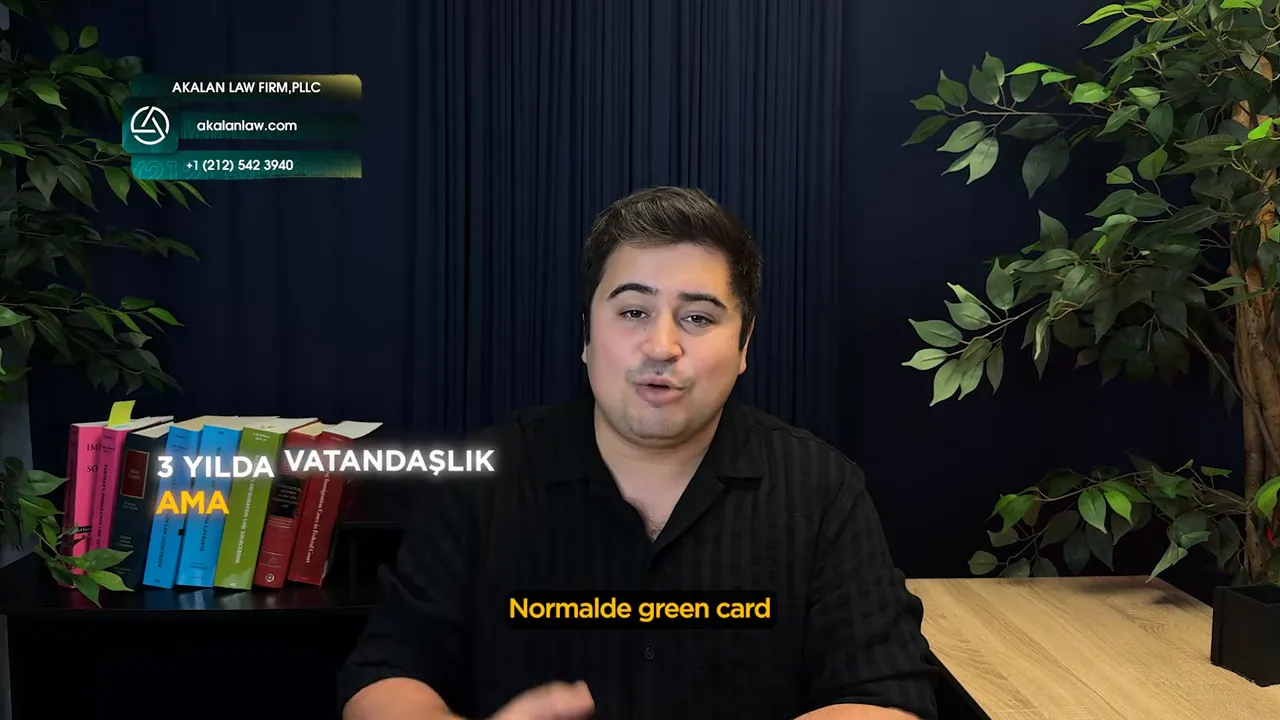 Sunucunun st&uuml;dyo &ccedil;ekiminde ekranda '3 yılda vatandaşlık' başlığıyla konuştuğu net ekran g&ouml;r&uuml;nt&uuml;s&uuml;