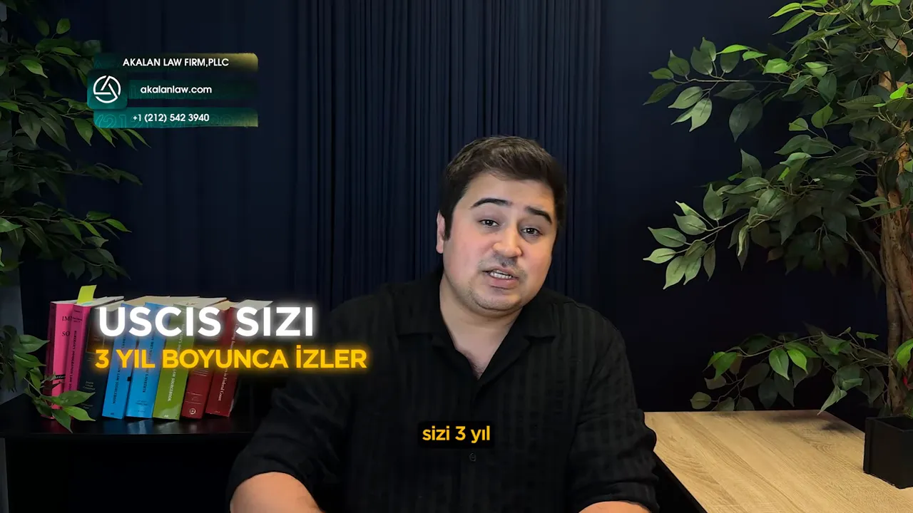 Konuşmacı ofiste oturuyor, ekranda b&uuml;y&uuml;k başlık: 'USCIS SIZI 3 YIL BOYUNCA İZLER'.